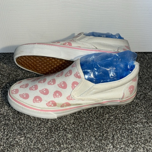 AIS pink skull white step in shoes size 4 youth or women’s size 6 - Picture 3 of 6